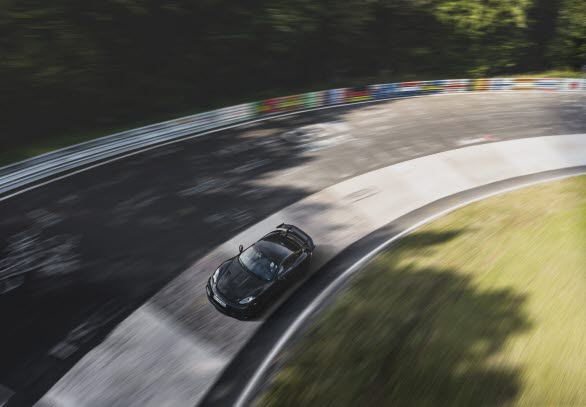 Porsche 718 Cayman GT4 RS, här lätt maskerad, under de avslutande testerna på Nürburgrings Nordslinga.