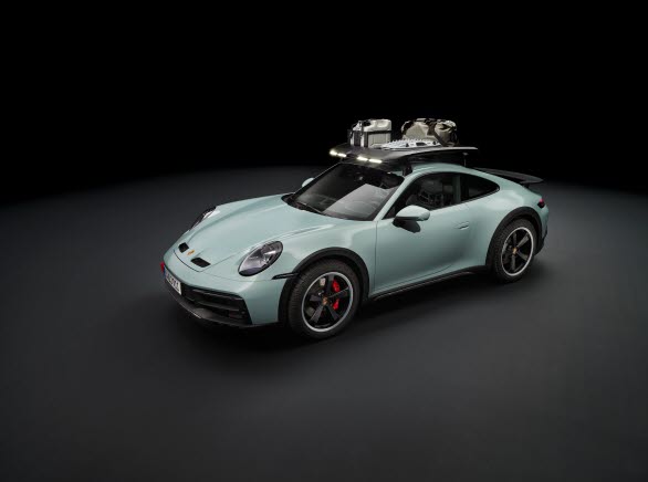 Porsche 911 Dakar i färgen Shade Green Metallic och takräcke med integrerade extraljus.