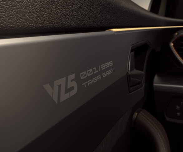 Varje CUPRA Formentor VZ5 Taiga Grey får sitt unika nummer lasergraverat med skuggeffekter på dörrpanelen.