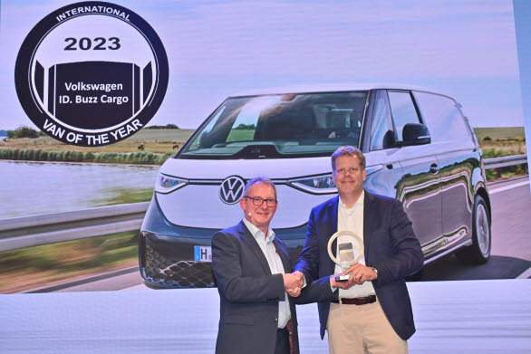 Jarlath Sweeney räcker över IVOTY-utmärkelsen till CEO för Volkswagen Transportbilar, Carsten Intra