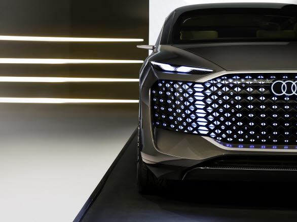 Audi urbansphere concept med strålkastare som kommunicerar med omgivningen