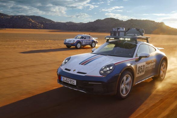 Porsche 911 Dakar med 
Rallye Design Package och takräcke med integrerade extraljus.