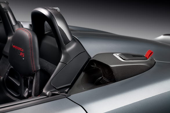 Porsche 718 Spyder RS ger en ofiltrerad ljudupplevelse med sidomonterade luftintag bakom nackstöden.