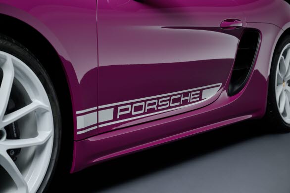 Porsche 718 Style Edition-modellerna går att beställa med vita dekorränder och namnet “Porsche” längs sidorna.