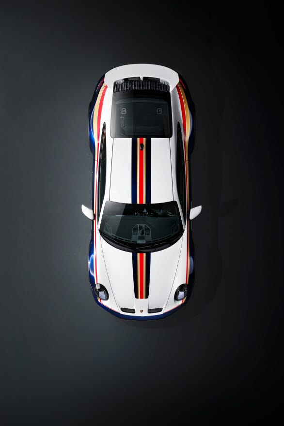 Med tillvalet Rallye Design Package levereras Porsche 911 Dakar i White/Gentian Blue Metallic exteriörlack samt dekorativa ränder i rött och guld.