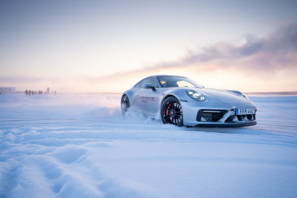 Porsche Experience återkommer med sin instruktörsledda förarträning i 911 Carrera 4 GTS på snö- och isbanor i direkt anslutning till tävlingsarenan.