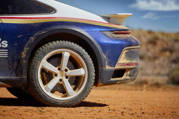 Vid beställning av Rallye Design Package levereras Porsche 911 Dakar med vitlackerade fälgar.