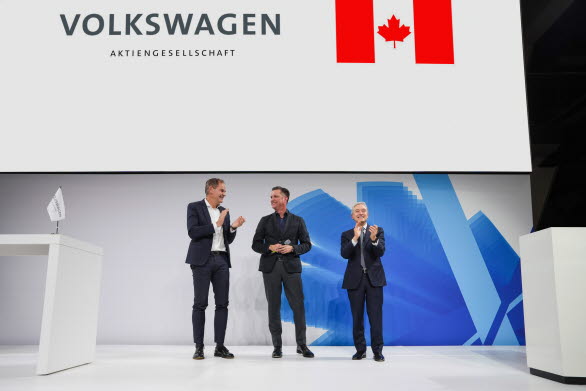 Från vänster: Oliver Blume, Koncernchef VW AG, Thomas Schmall, ledamot i koncernledningen med ansvar för teknik på VW AG; François-Philippe Champagne, Kanadas minister för innovation, vetenskap och industri.