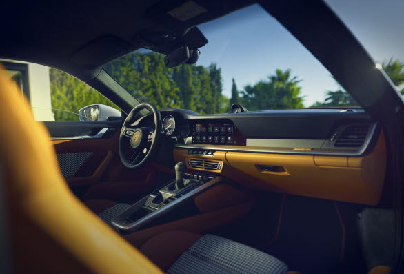 Interiört är 911 Sport Classic utrustad med en kombination av läder i Black/Classic Cognac och tyg i det ikoniska 
Pepita-hundtandsmönstret.