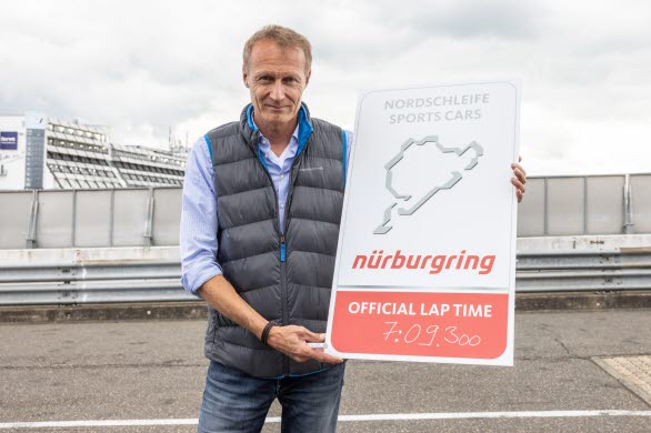 Andreas Preuninger, Director GT Model Line, med den officiella varvtiden för 718 Cayman GT4 RS på Nürburgrings Nordslinga.