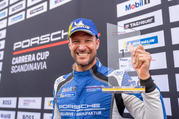 Aksel Lund Svindal gjorde succedebut i Porsche Sprint Challenge Scandinavia med en förstaplats vid premiären på Scandinavian Raceway.