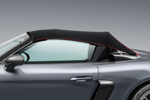 Den exceptionellt lätta suffletten i 718 Spyder RS gör det fantasieggande motorljudet till en ännu starkare upplevelse.